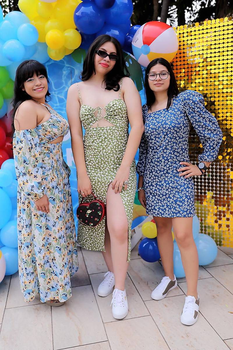 Hannely Flores , Daniela Ávila y Valeria Barrientos