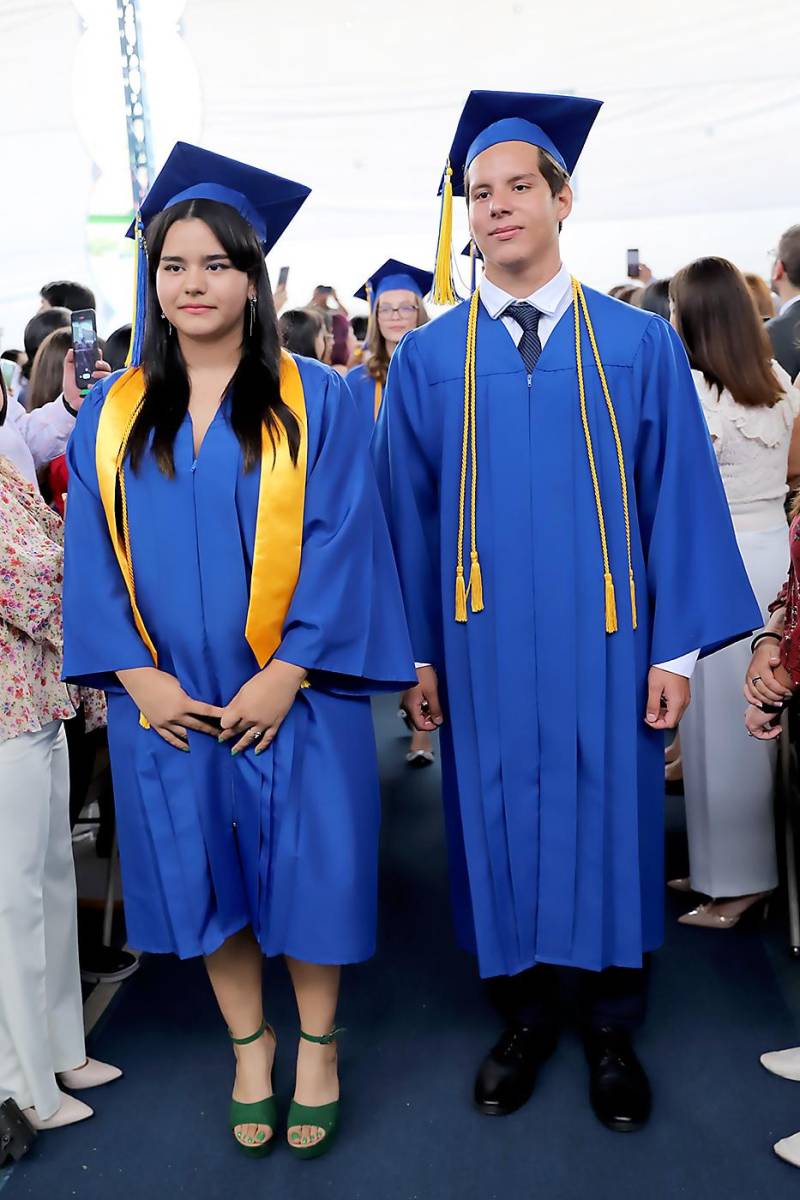 Desfile de graduados en Macris School 2023