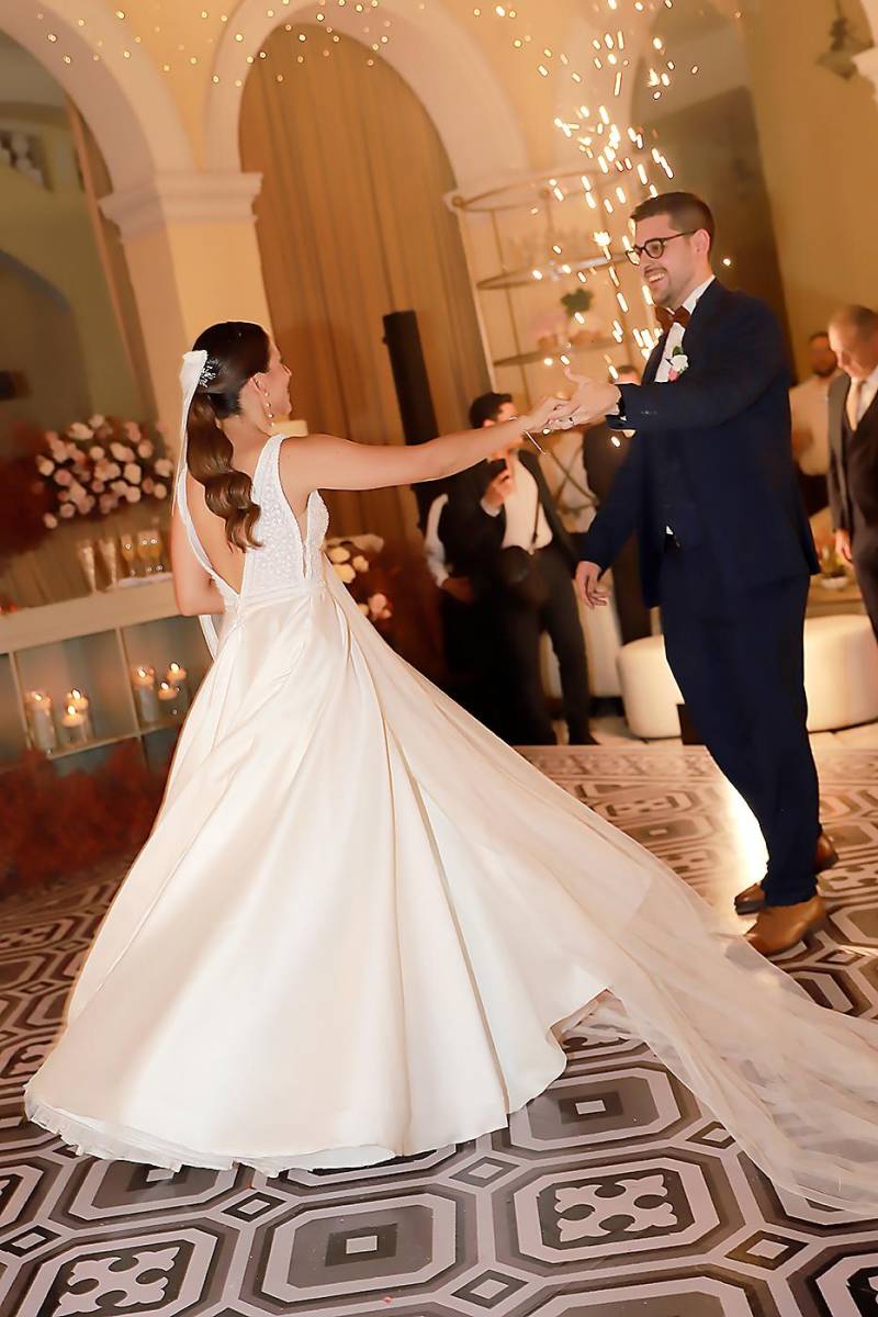 Los novios bailaron: <i>“Vengo del futuro” y “Si tu no bailas conmigo”</i>