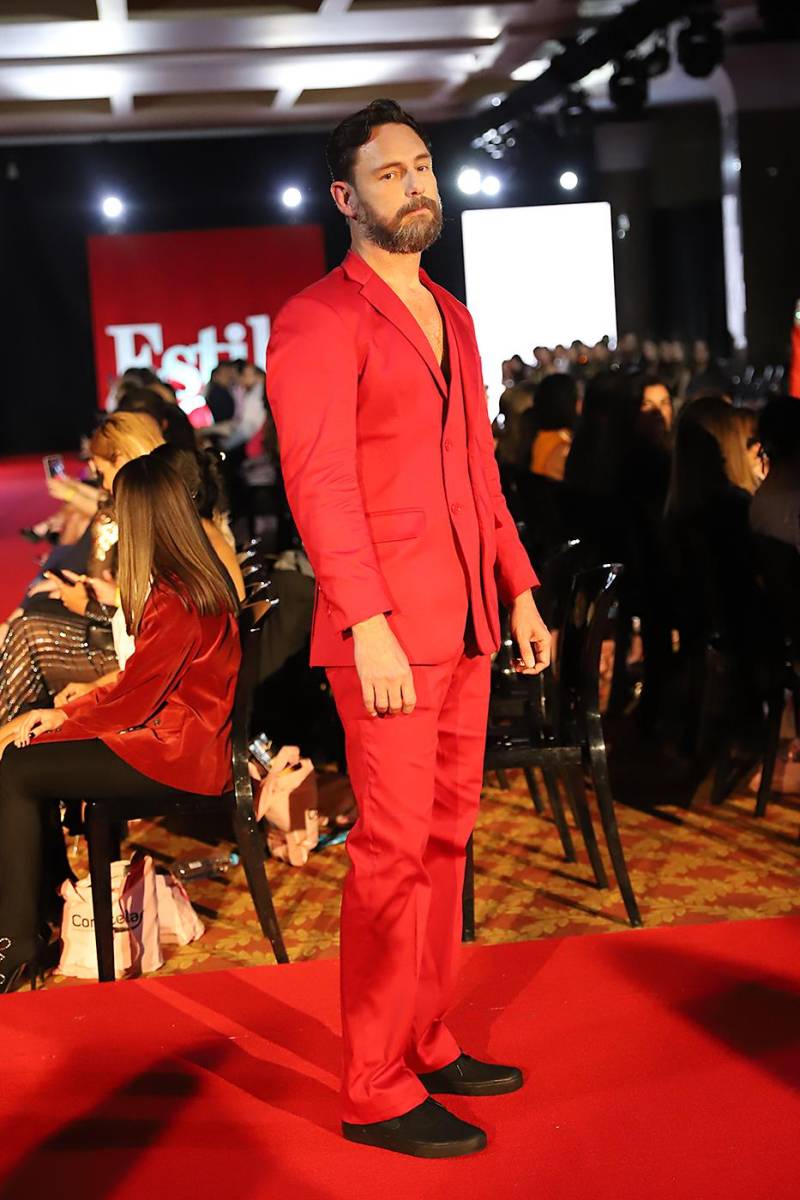 Barrientos hizo gala de una moderna sastrería con trajes en colores bright para el hombre contemporáneo