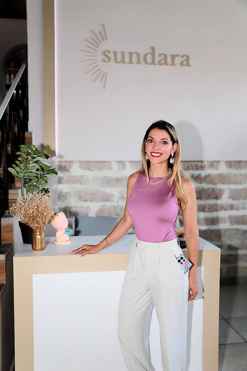 En una mañana resplandeciente, Sundara inauguró su nuevo local con una celebración llena de encanto y sorpresas. Sundara es un beauty salon en donde cada clienta es acogida como el ser único y especial que es, exaltando su belleza y realzando sus rasgos, todo ello mientras se respeta su individualidad y sus gustos personales. En la foto: Sofía Clare. 