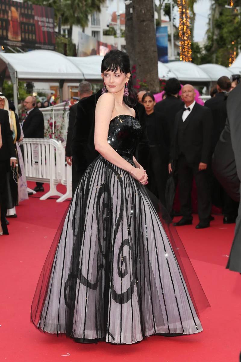 Eva Green, desencantó con un elegante look de tul de la colección Primavera Verano 2016 de Armani Privé.