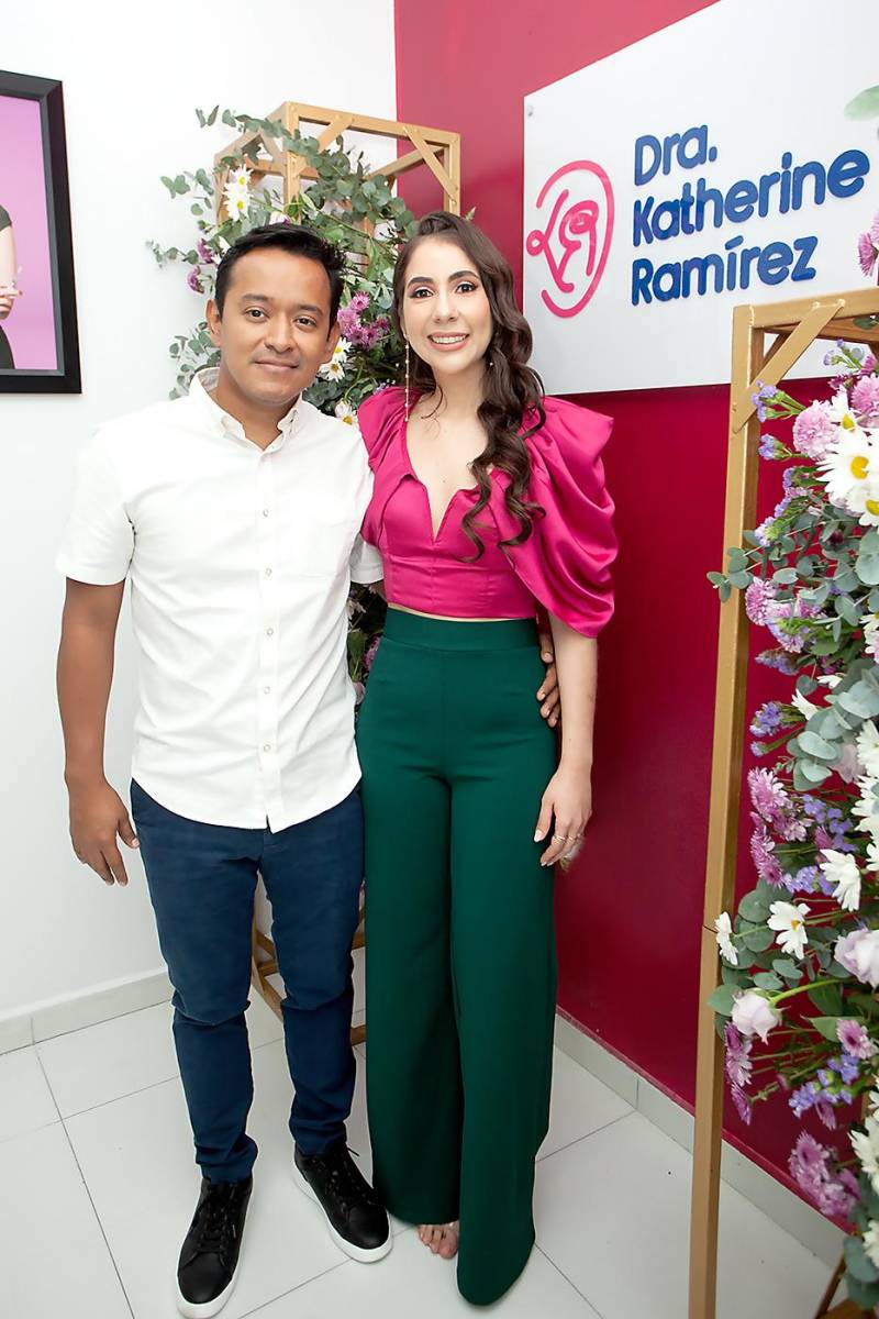 El doctor Carlos Mazariegos y la doctora Katherine Ramírez en el relanzamiento de su nueva marca.