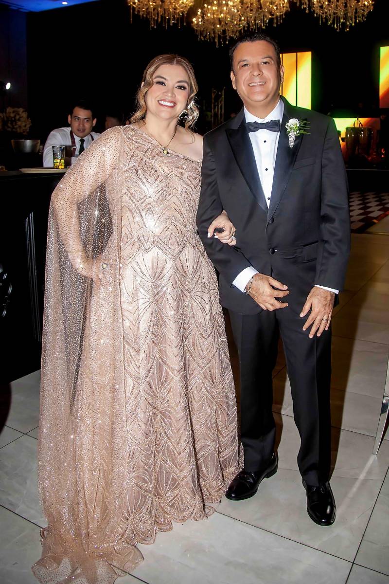 Jenny Villeda y Omar Maldonado, padres de la novia.