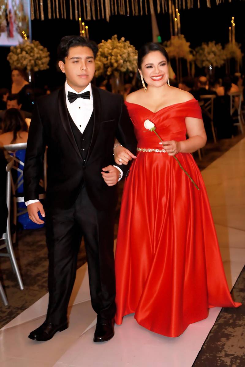 Mario Mendoza y su madre Michelle Andino. 