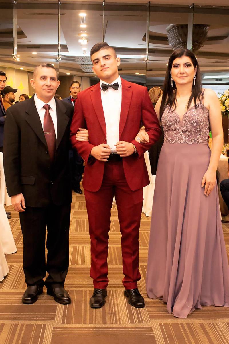 Allan Sosa, acompañado de sus Padres Henry Allan Sosa y Marleni Rodríguez.