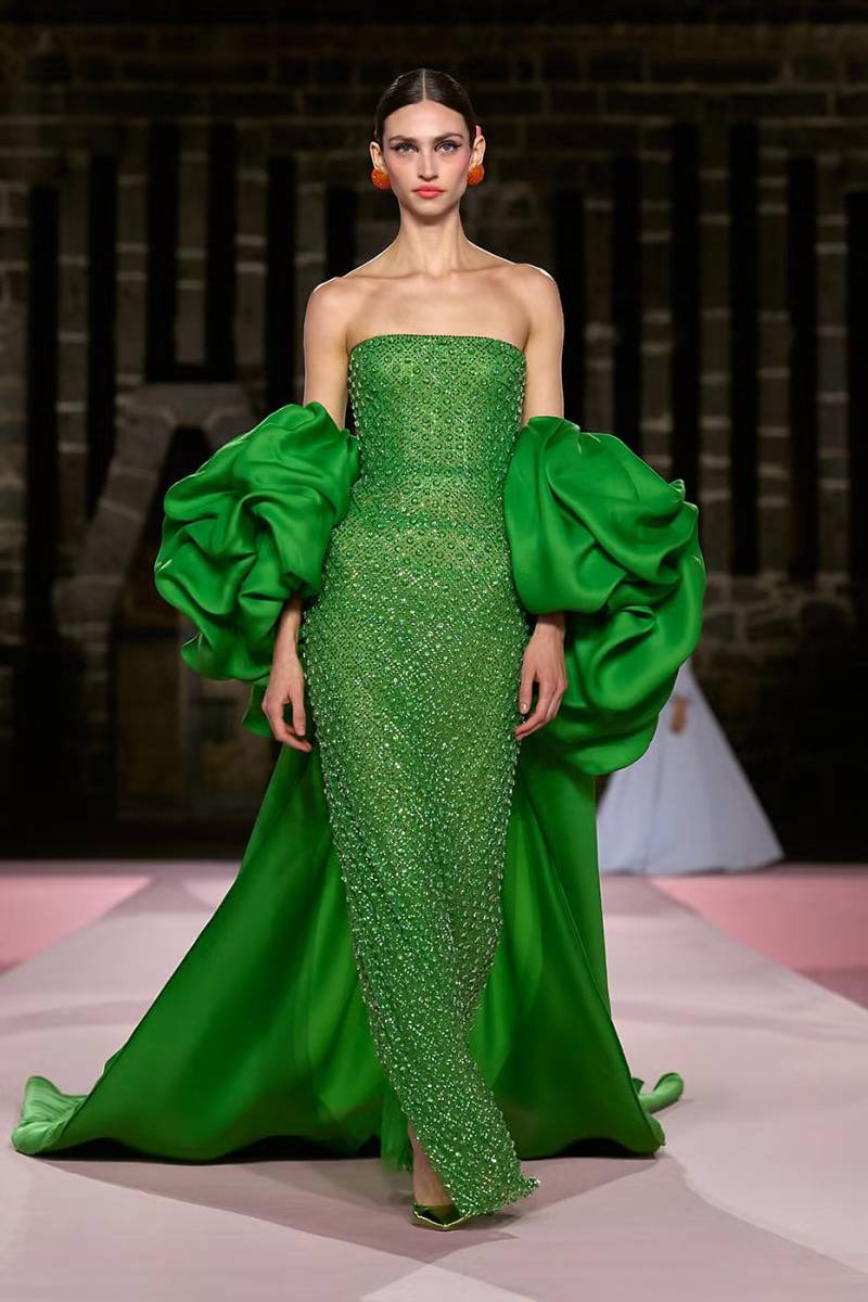 La vibrante paleta que caracteriza la arquitectura mexicana inspiró la paleta de la colección, colorida y brillante, en la que pasa del amarillo y el azul al rosa y verde.
