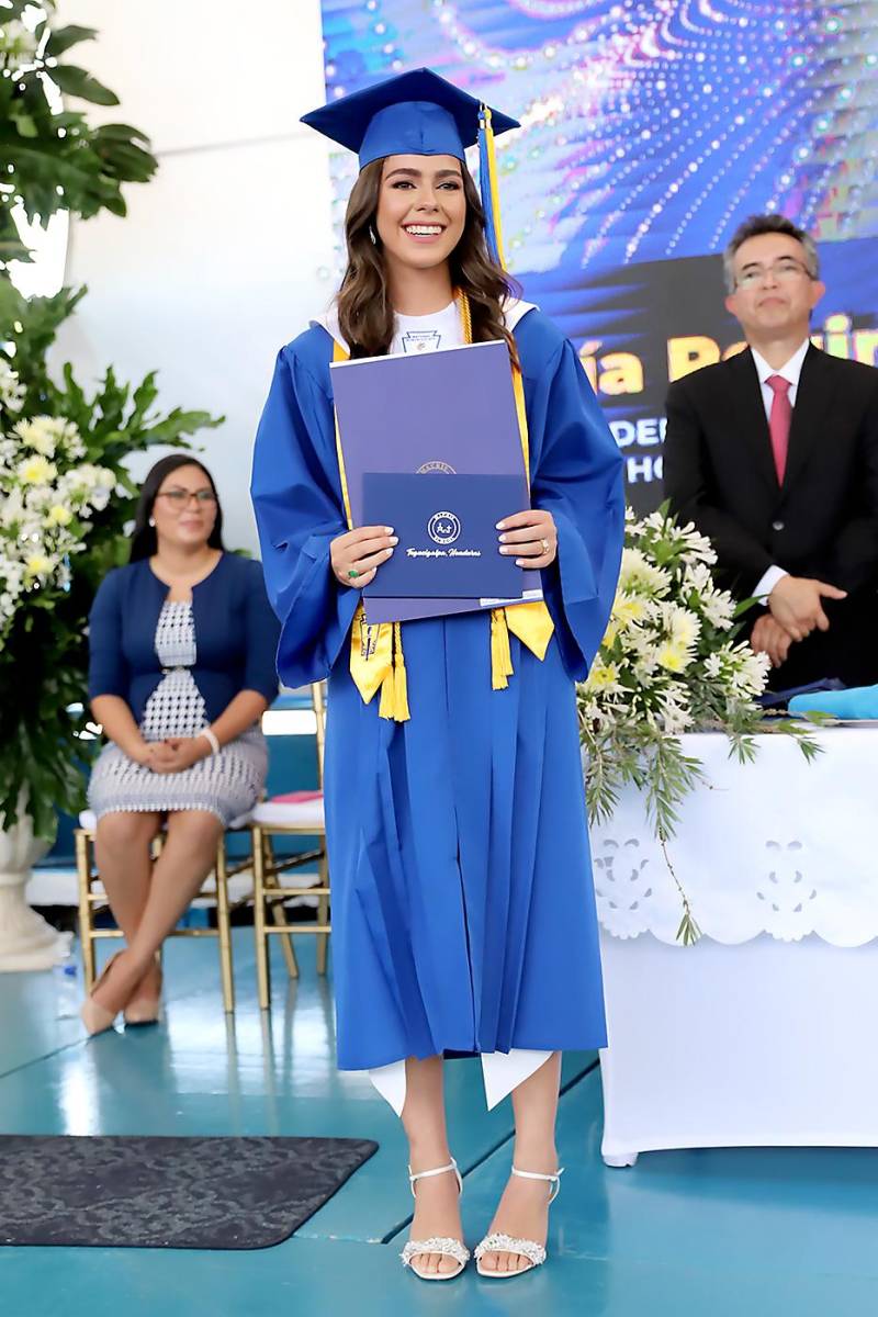 Entrega de títulos de la clase 2023 de Macris School