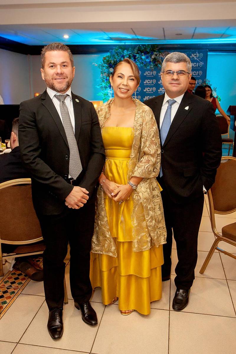Roger Enrique, María del Carmen y Roger Danilo Valladares.