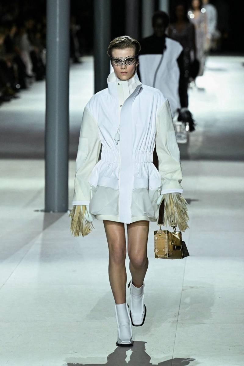 El look futurista se lleva en total white y se combina con botas contemporáneas en la misma tonalidad. Para un pop de color, el trunk monogram bag reinventado