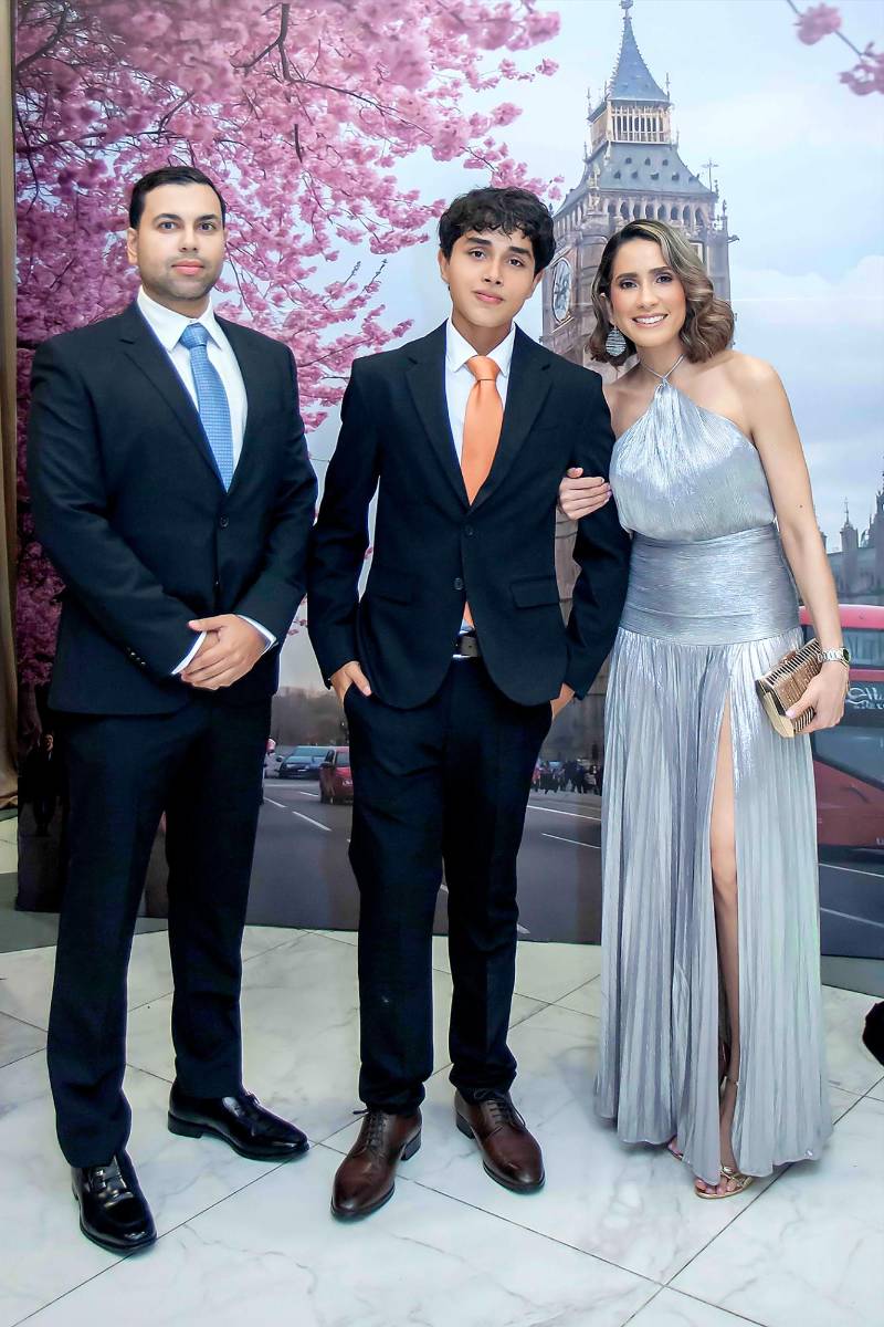 Rafael Ruíz, el graduado Marvin Pinto Godoy y su madre Gabriela Godoy. 