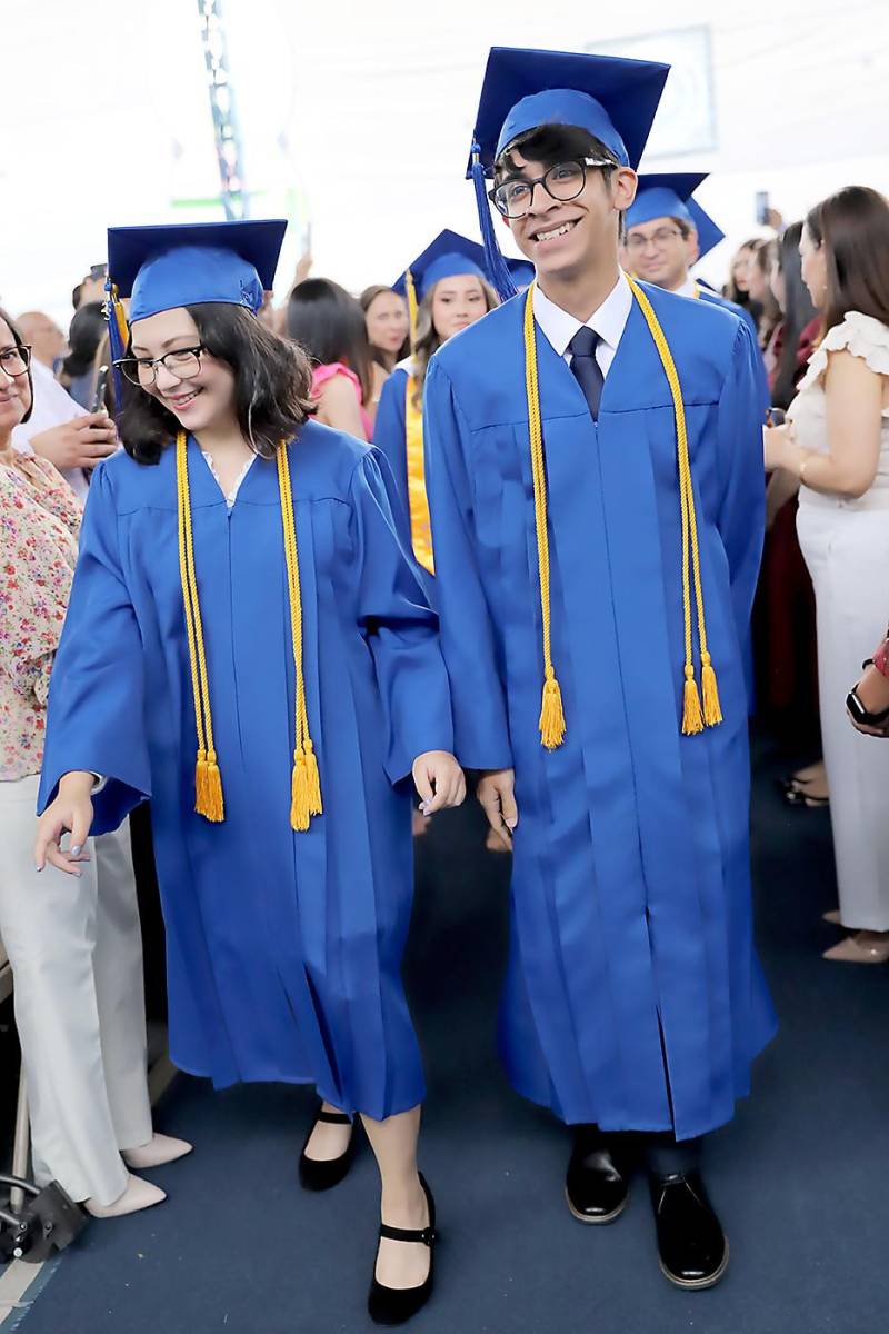 Desfile de graduados en Macris School 2023