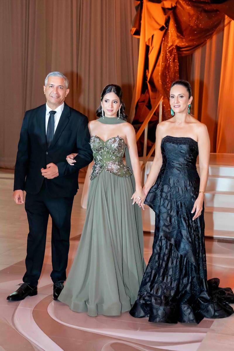 Isabela Fernández Maldonado con sus padres Juan Carlos Fernández y Odary Maldonado. 