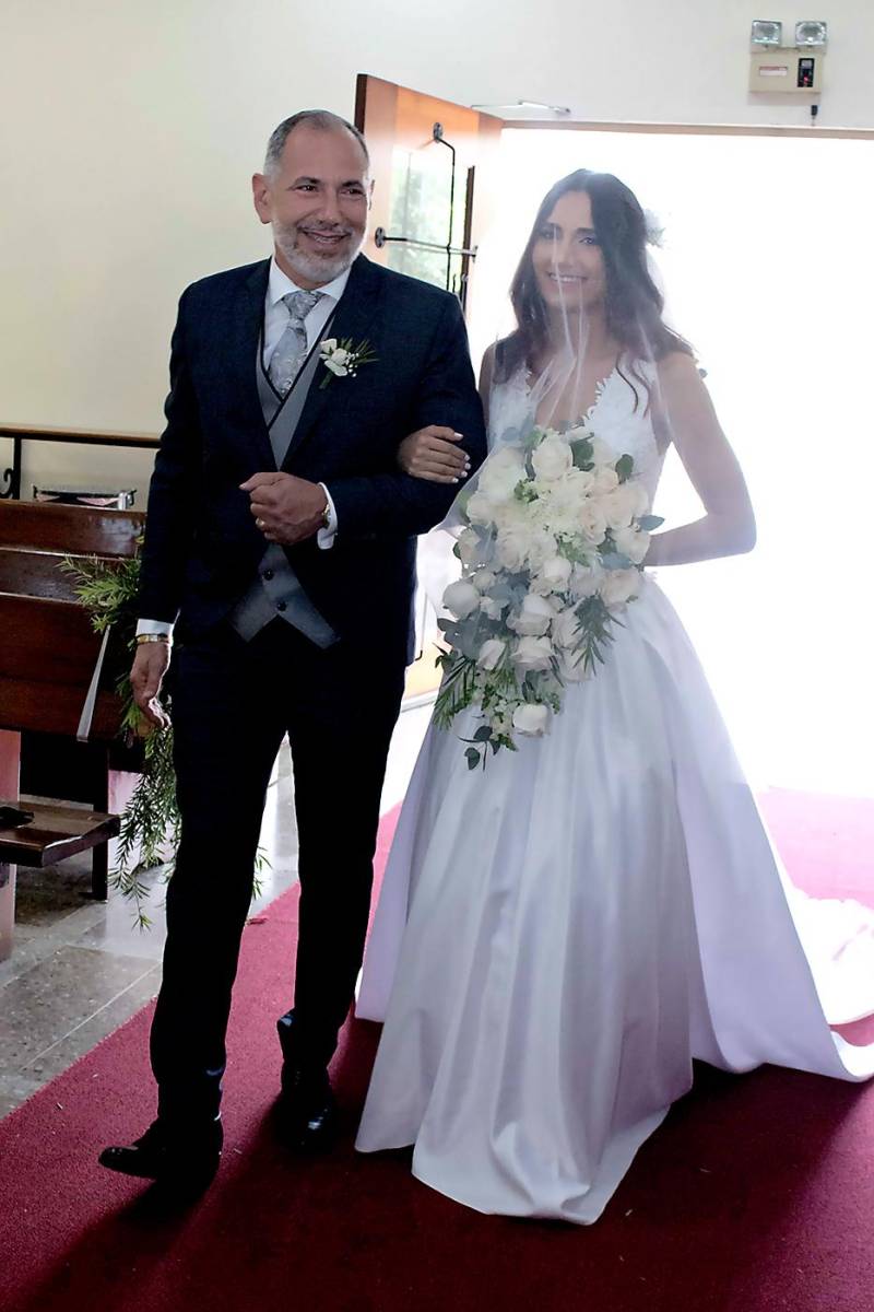  La novia Ivonne Marie Icaza Handal camina del brazo depadre Ernesto Icaza, hacia el altar donde la espera su prometido DavidAntonio.