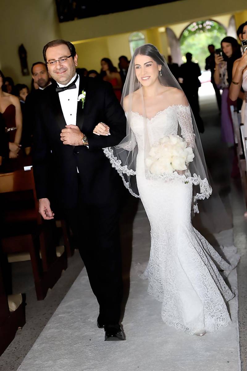 Al momento que la feliz novia Samira entra del brazo de su orgulloso hermano Oscar Kafati 