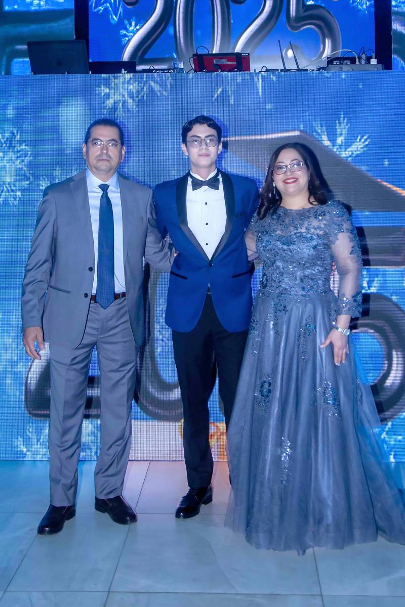 Desfile padres e hijos de la prom 2025 de Saint Peter Academy