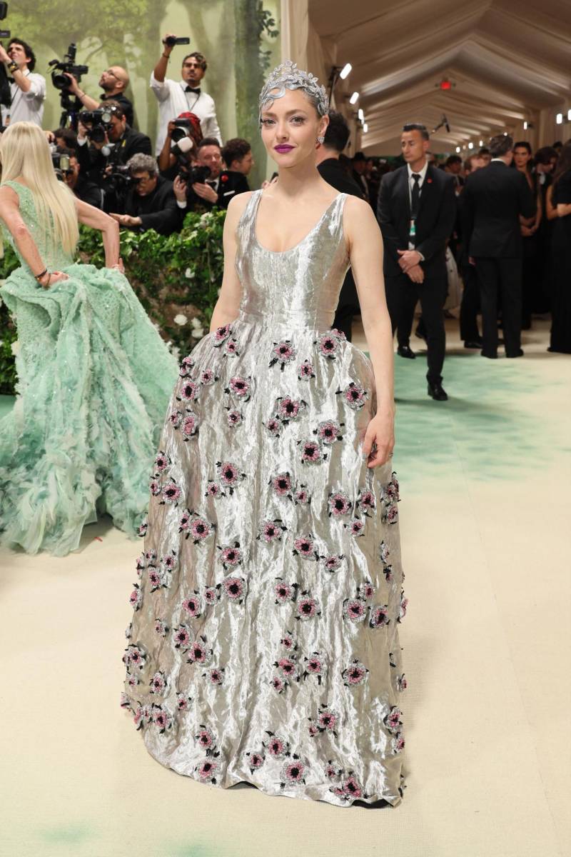 Amanda Seyfried en un diseño metalizado de la colección SS 2009 de Prada con flores.