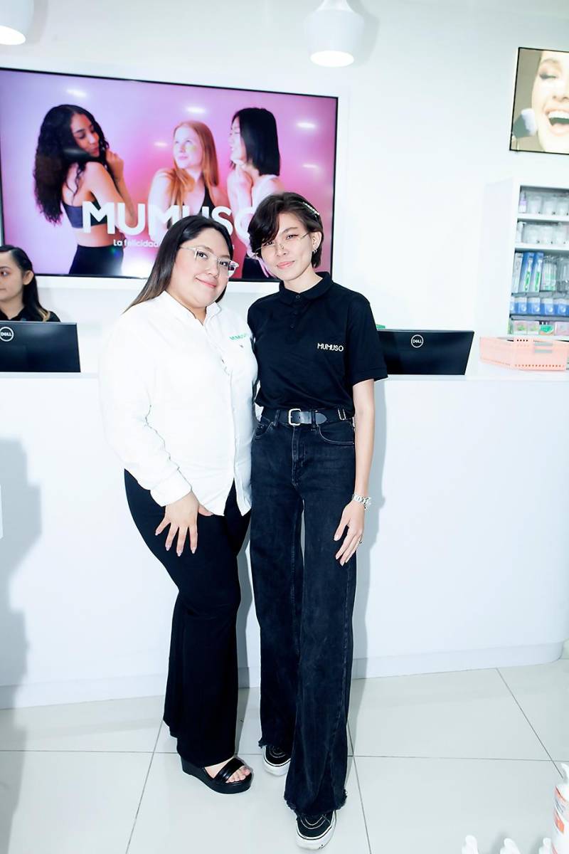 Leslie Yuman, trainer retail de MUMUSO, y Angie López, encargada de tienda.