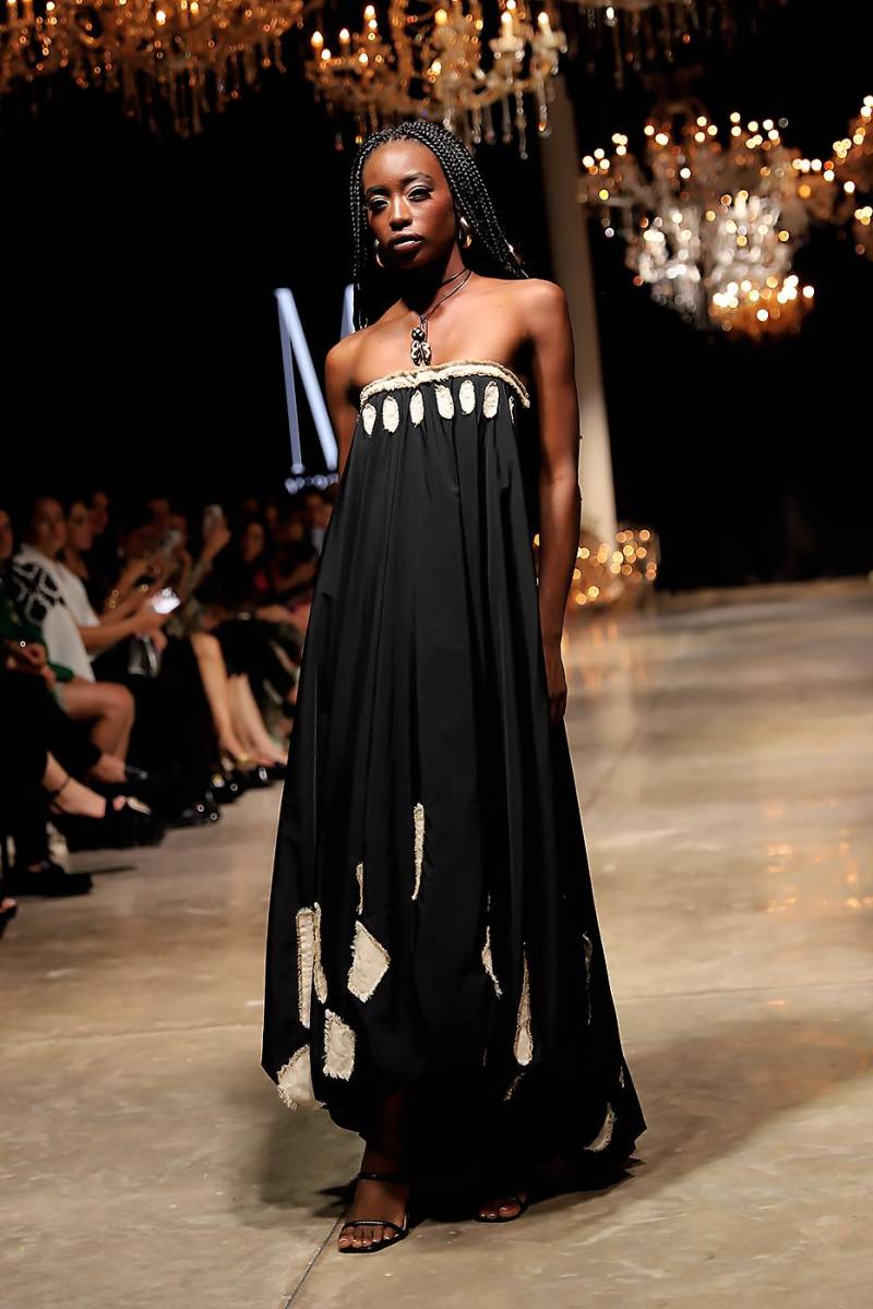 <b>El jarrón. </b>Vestido globo bordado con patchworks que recrean formas de los símbolos ancestrales de esta tradición