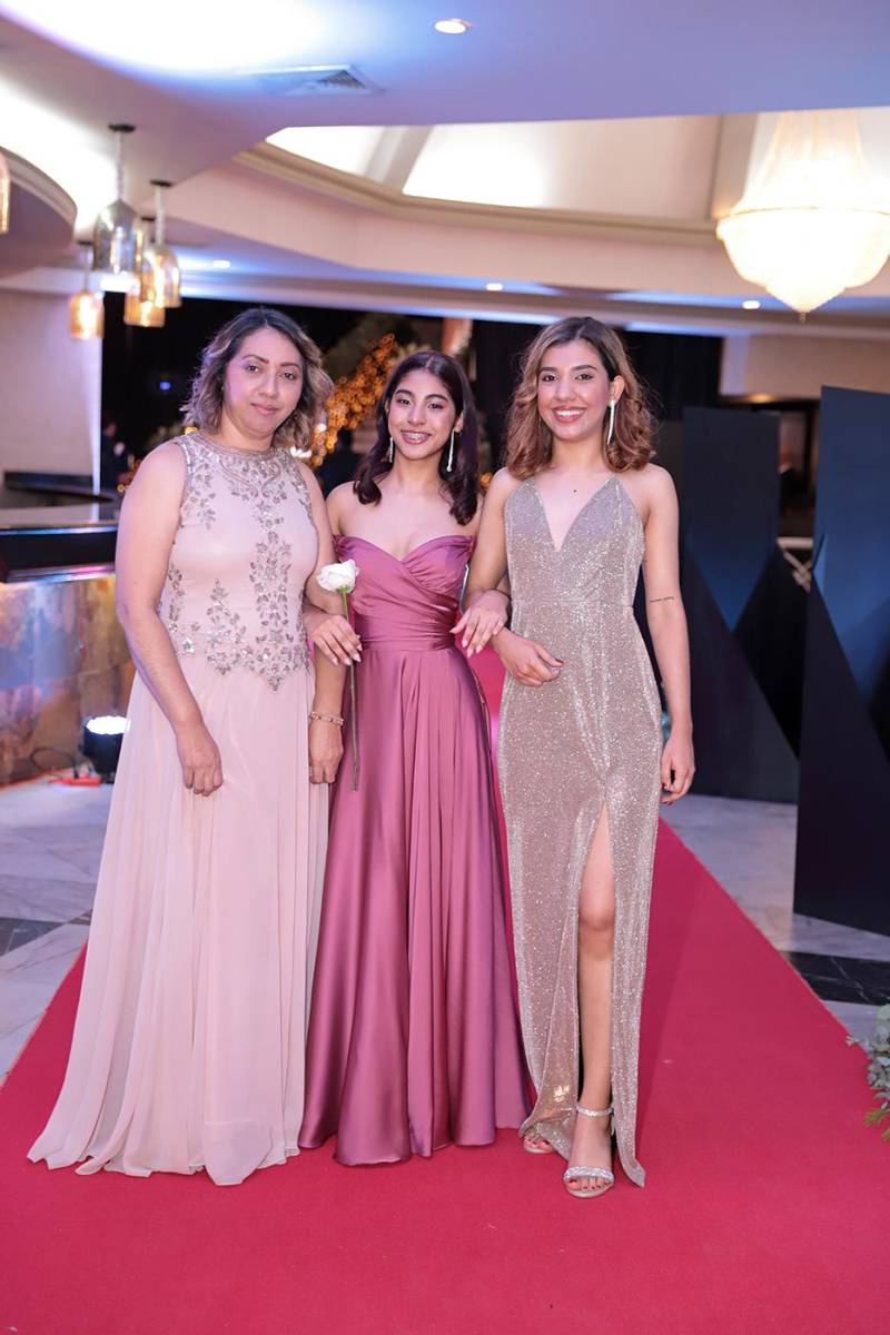 Desfile padres e hijos de la prom 2024 del Instituto Sagrado Corazón