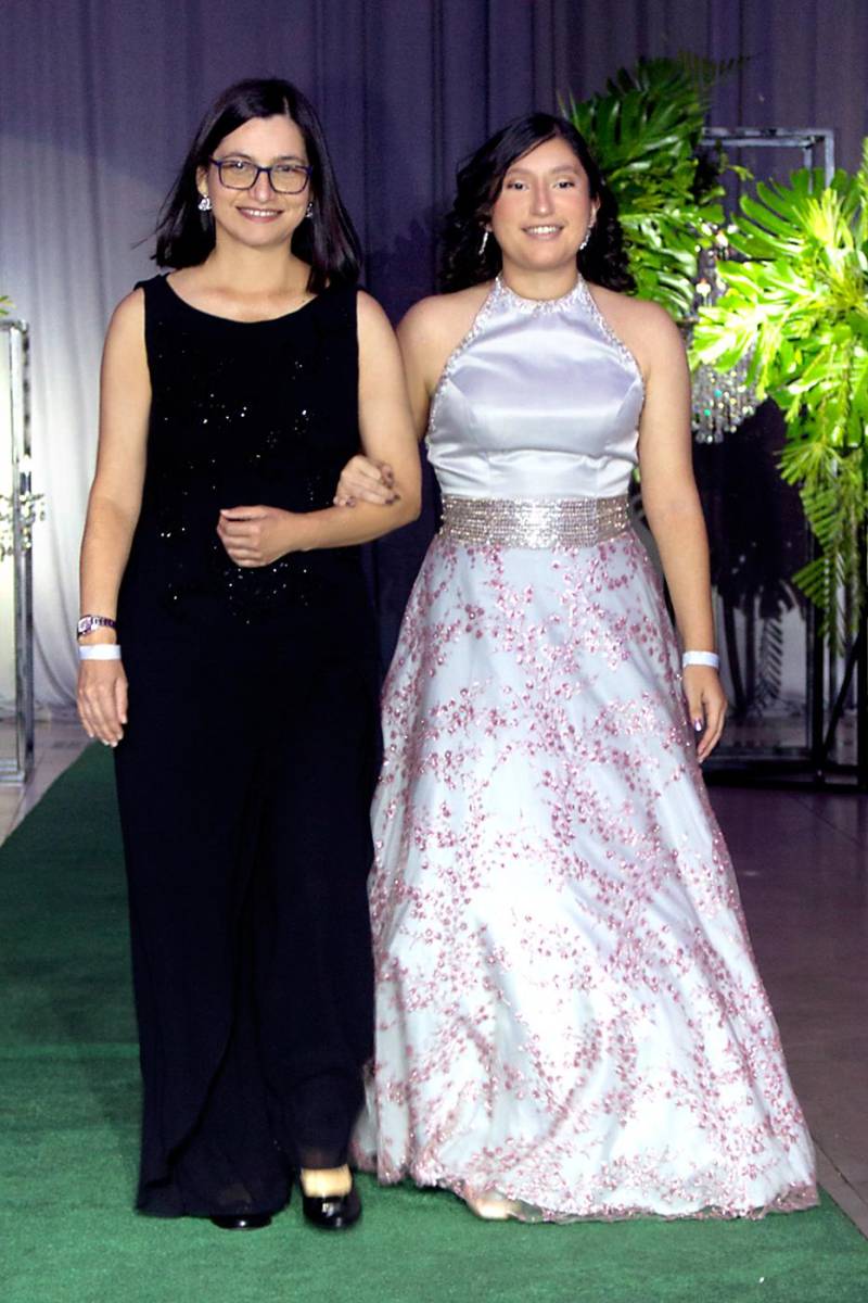 Lizeth Oliva con su hija Adriana Carolina De León. 