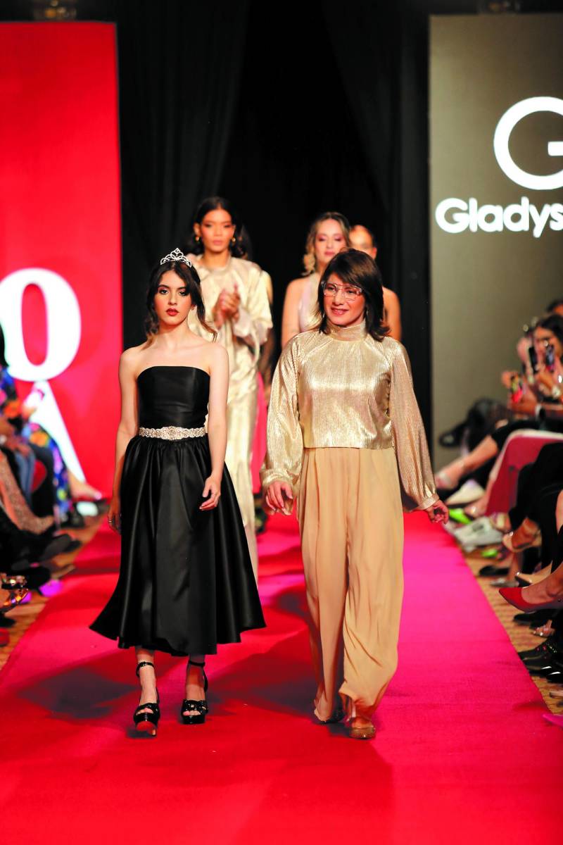 Como explica la diseñadora, su colección Primavera Verano 2025 es clásica, pero al mismo tiempo de colores neutros como blanco, rojo y negro. “Esto hace que sean piezas contemporáneas que se pueden utilizar en todo momento. Son prendas sútiles que se pueden usar incluso de noche”.