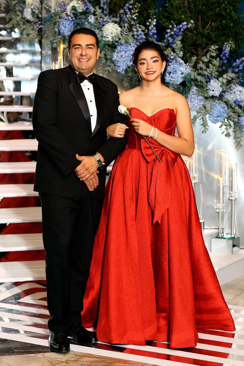Nicole Yalena Velásquez Banegas con su padre David Velásquez 