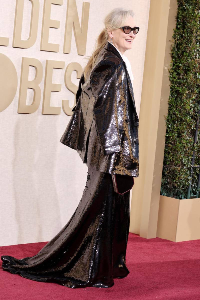 Gafas negras y clutch brillante completaron el look de falda con cola de Meryl Streep
