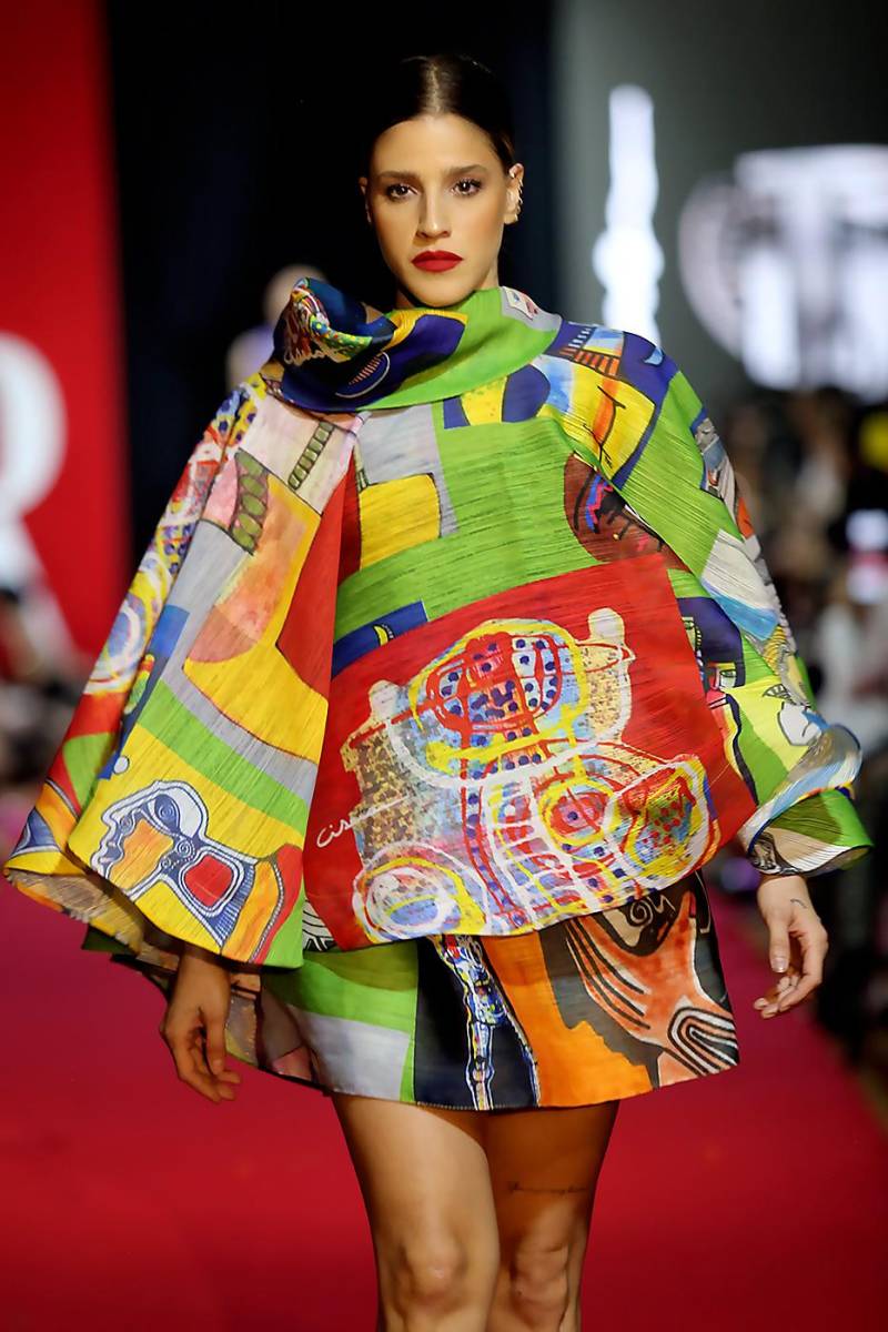 WEARABLE ART Roberto Ramírez recorre la trayectoria artística de Ciserón y selecciona sus mejores obras para imprimirlas en telas ligeras y vaporosas que transforma en prendas atemporale