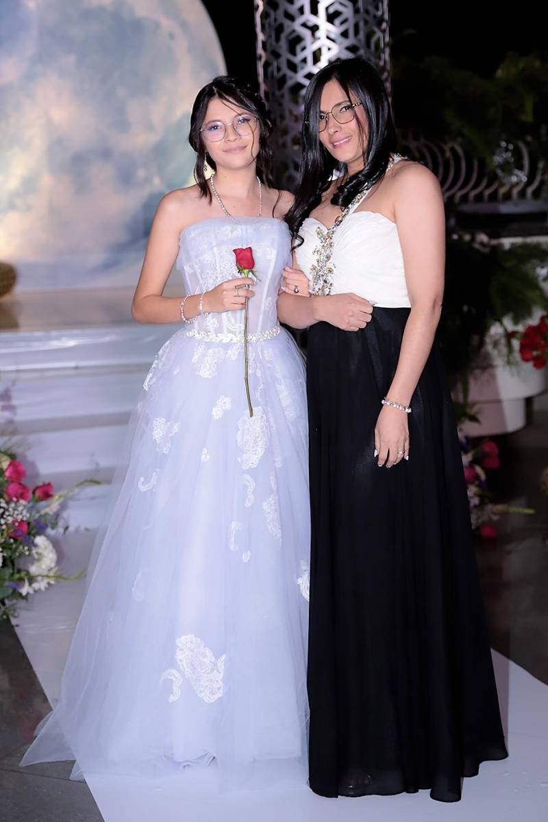 Desfile padres e hijos de la prom 2024 del Instituto San José del Carmen