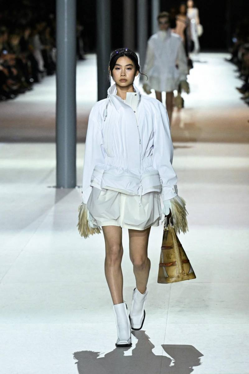 También hubo espacio para el blanco, que se lleva en total looks de aire deportivo con una dosis de volumen