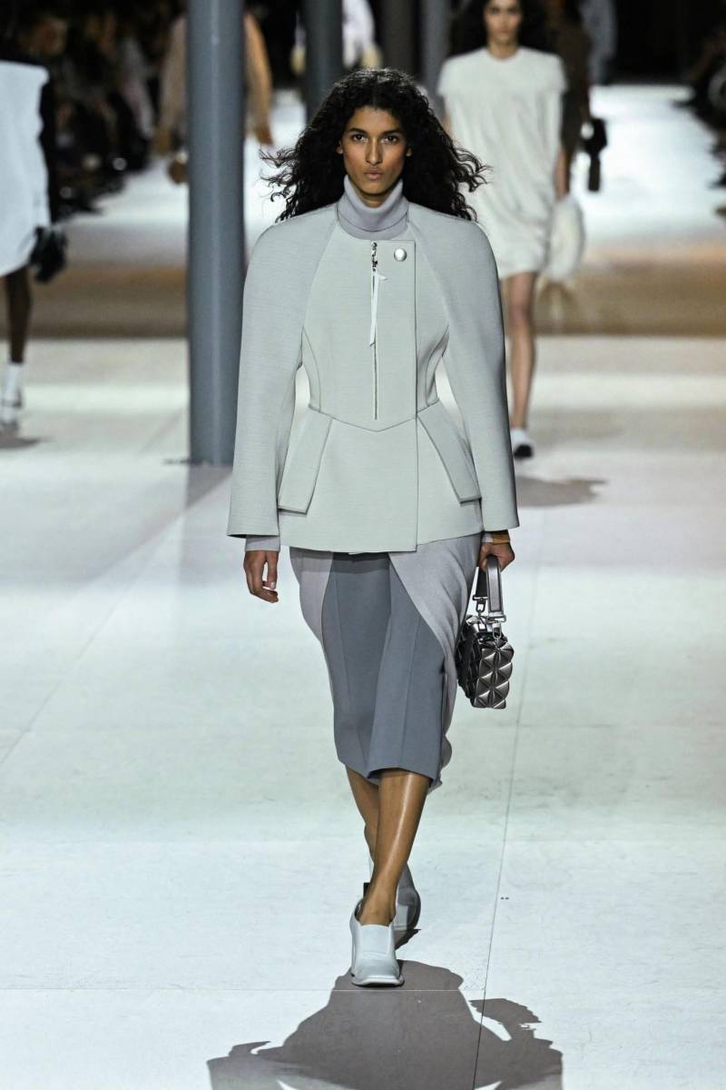 Cerca de cuatro mil invitados presenciaron en el patio del Louvre el show de aniversario de los 10 años del Nicolas Ghesquière en Louis Vuitton, quien dejó una nota de agradecimiento en cada silla dirigida al jefe del grupo, Bernard Arnault, quien, por coincidencia de calendario, celebró hoy sus 75 años.