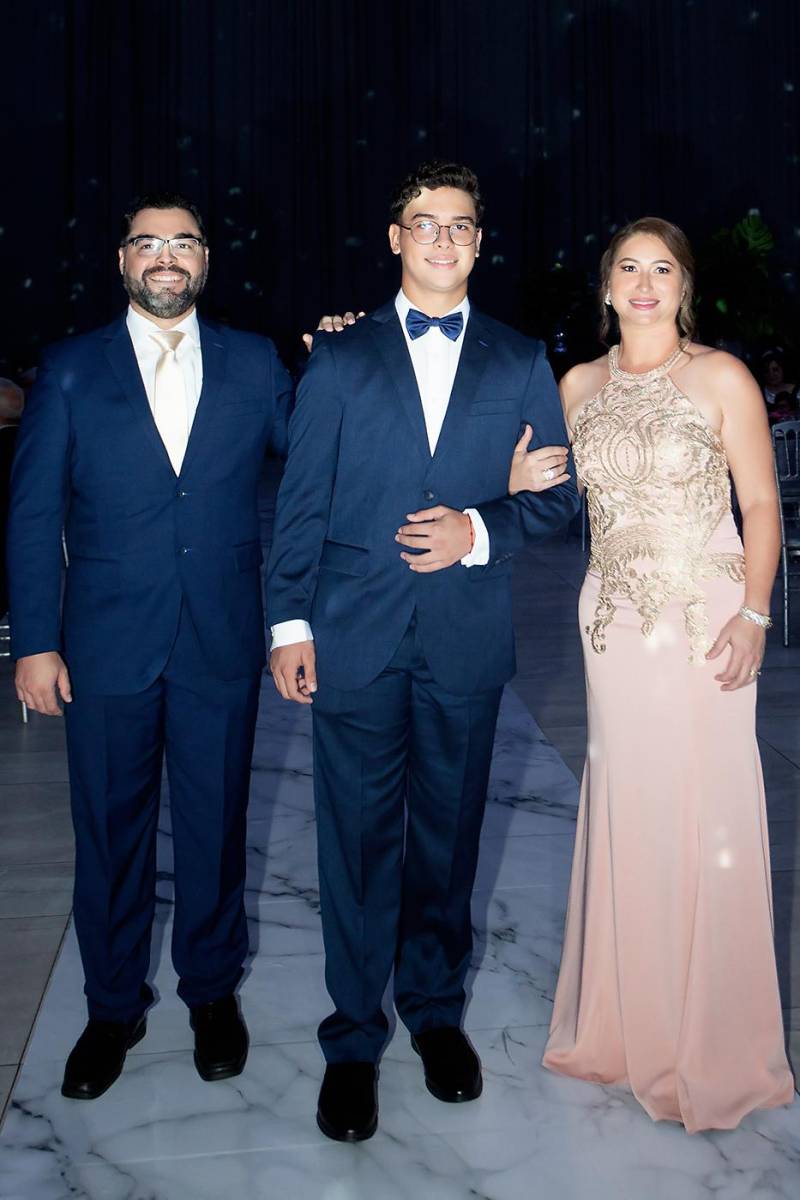 Leonardo y Karla Guerrero, con su hijo Leonardo