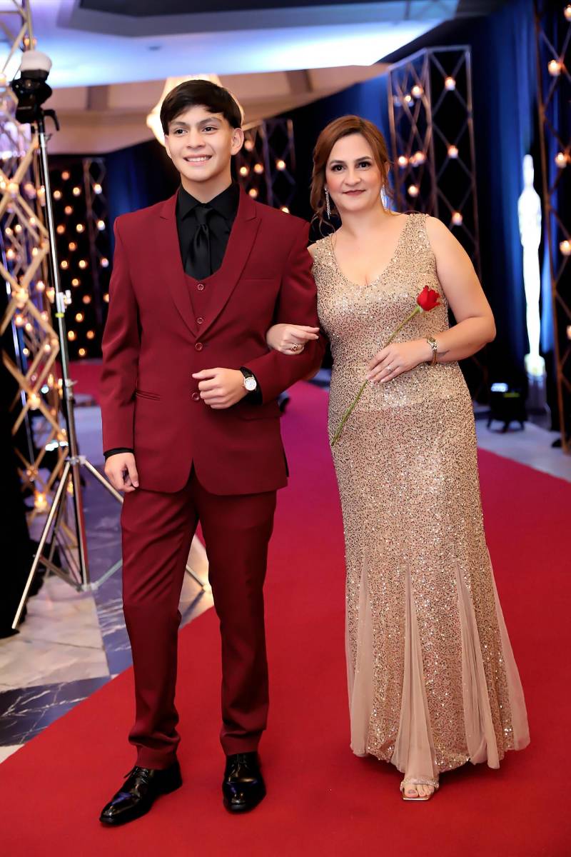 Desfile padres e hijos de la prom 2025 del Instituto San José del Carmen