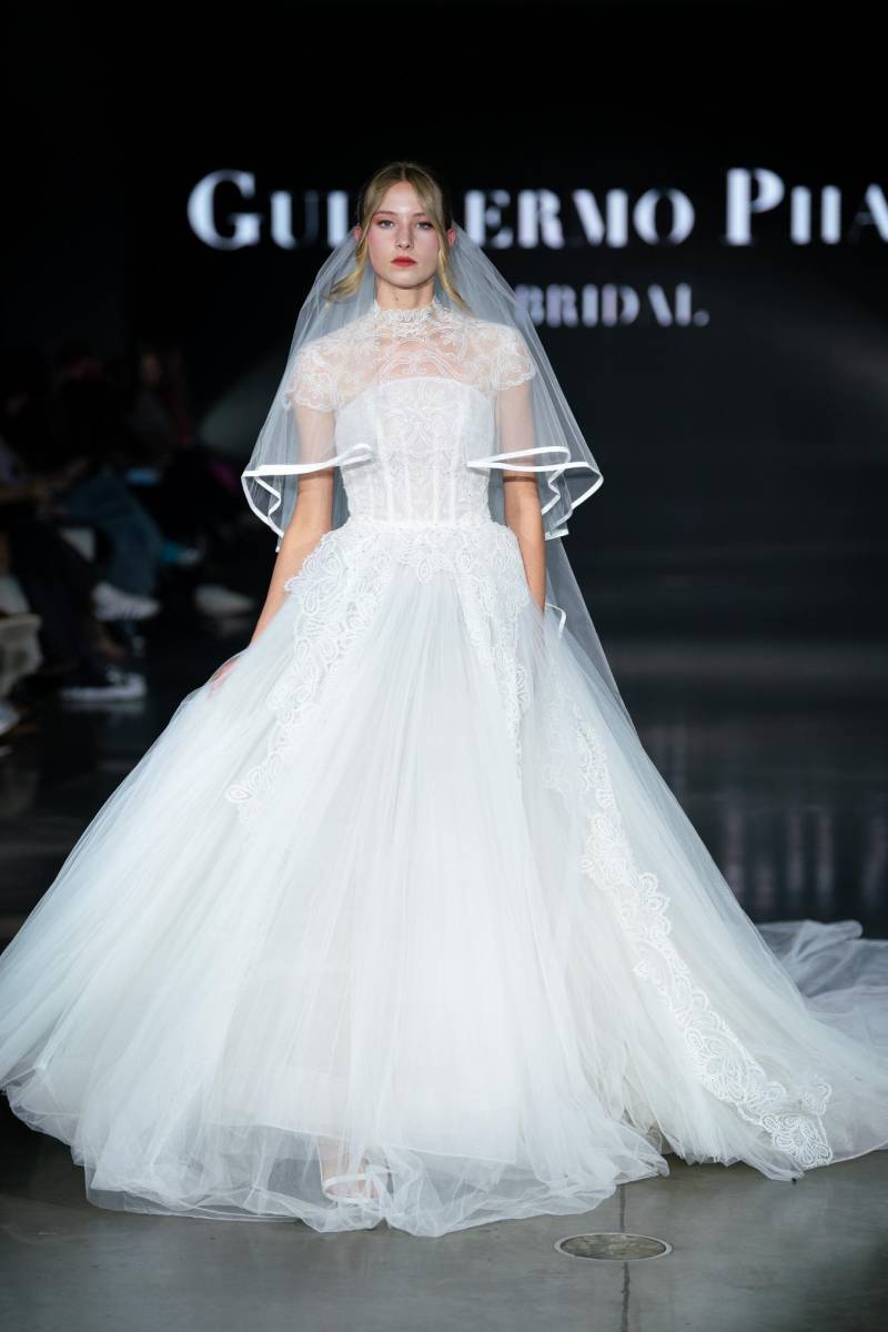 Pharis crea ajuares únicos, inspirados en las novias que dictan sus propias reglas y que sueñan con lucir modernas y elegantes a la vez
