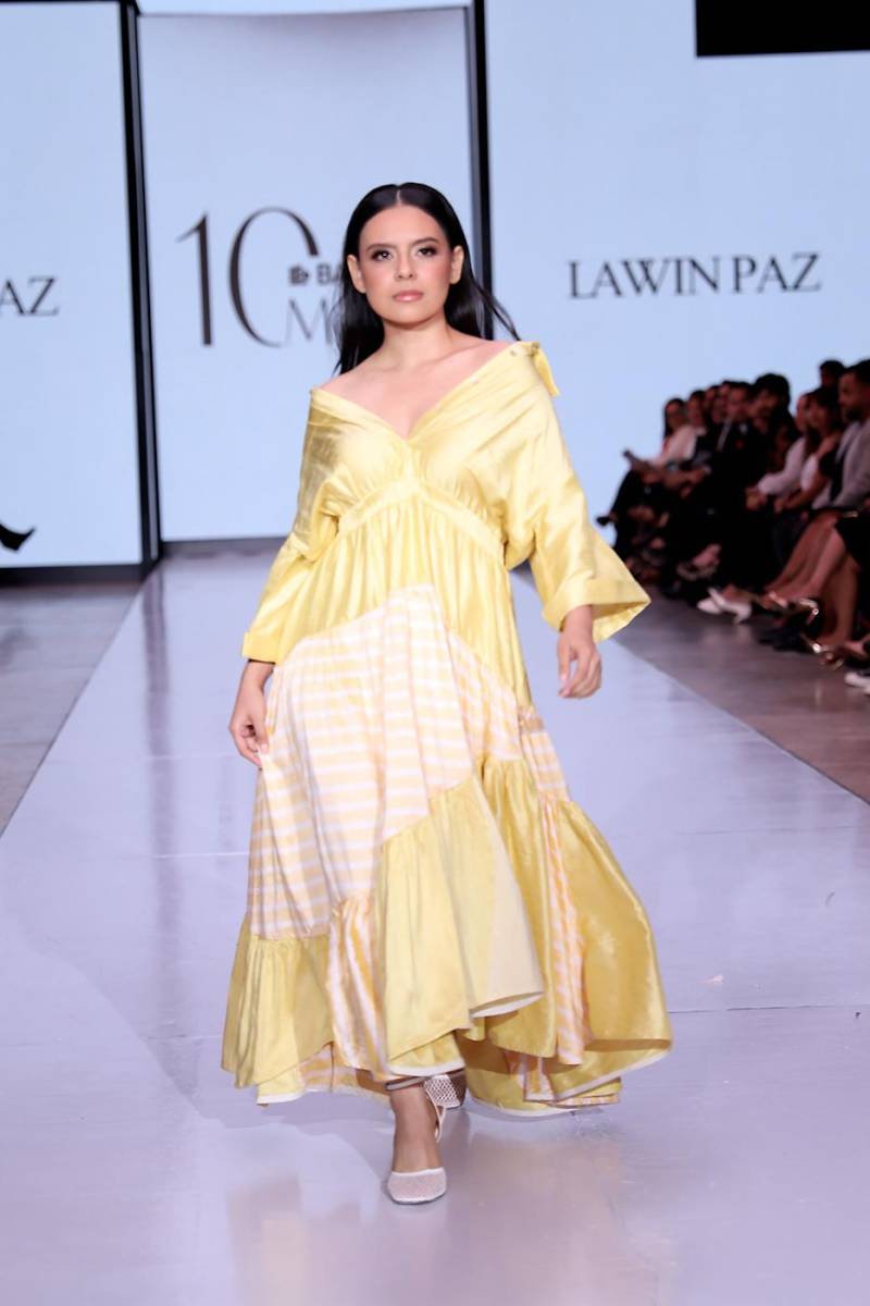 Inspirada en la energía vibrante y los colores de los mercados locales, la propuesta reinterpreta ese dinamismo a través de la simplicidad y el movimiento de cada pieza. Vestidos de un delicioso amarillo tomado de las frutas de estación se robaron las miradas