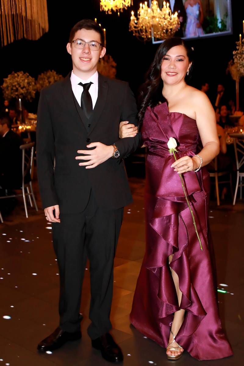 Omar Maradiaga y su madre Jennsy Macias.