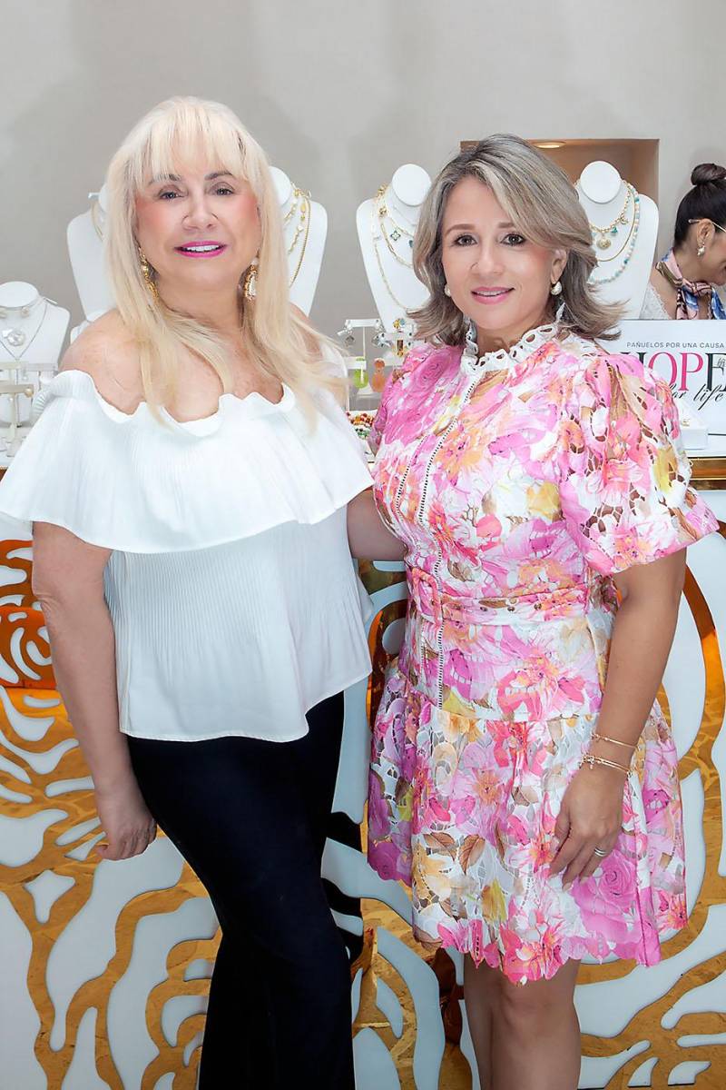 Jackie Babun y Pamela Osorio.
