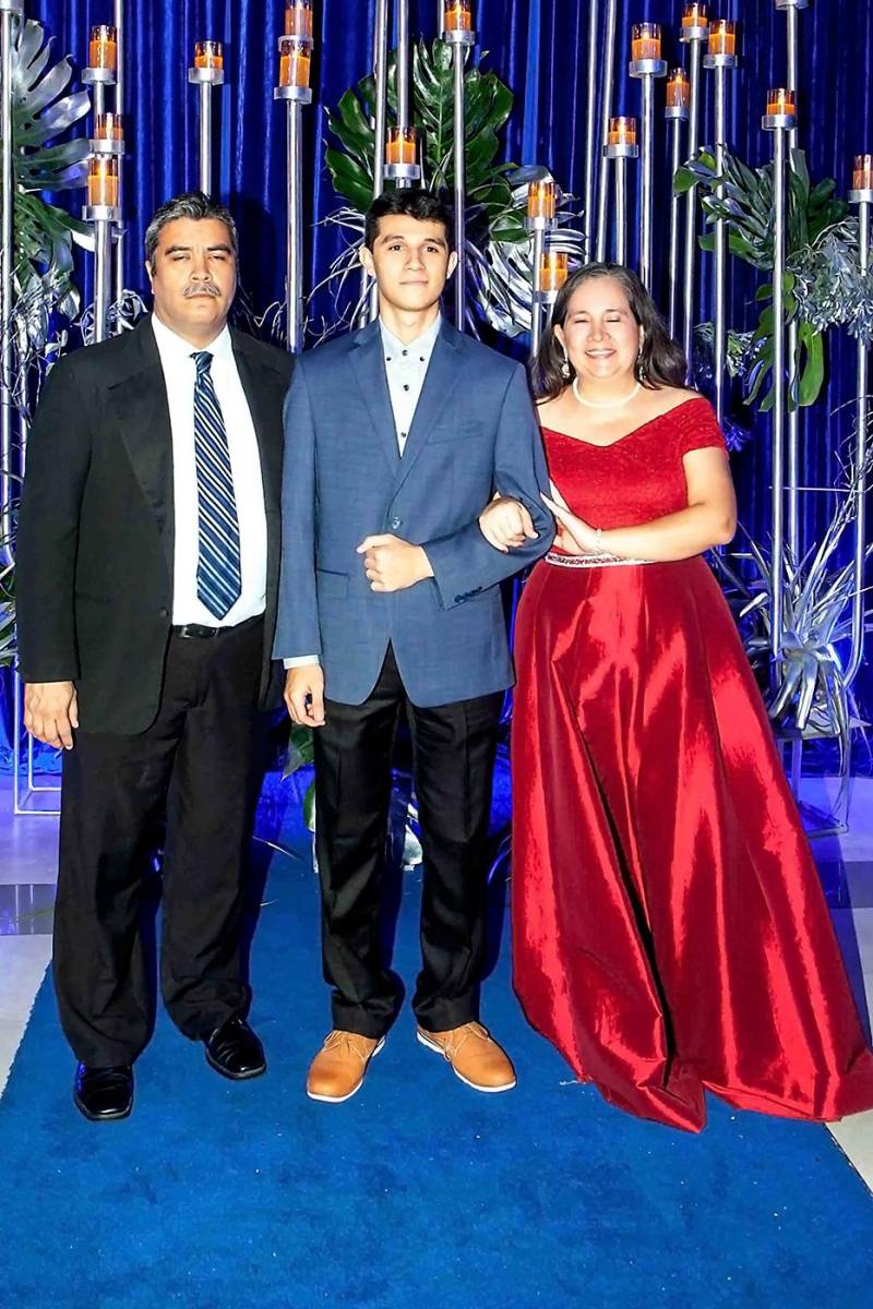 Flavio Flores, Juan Pablo Flores y Dinora de Flores.