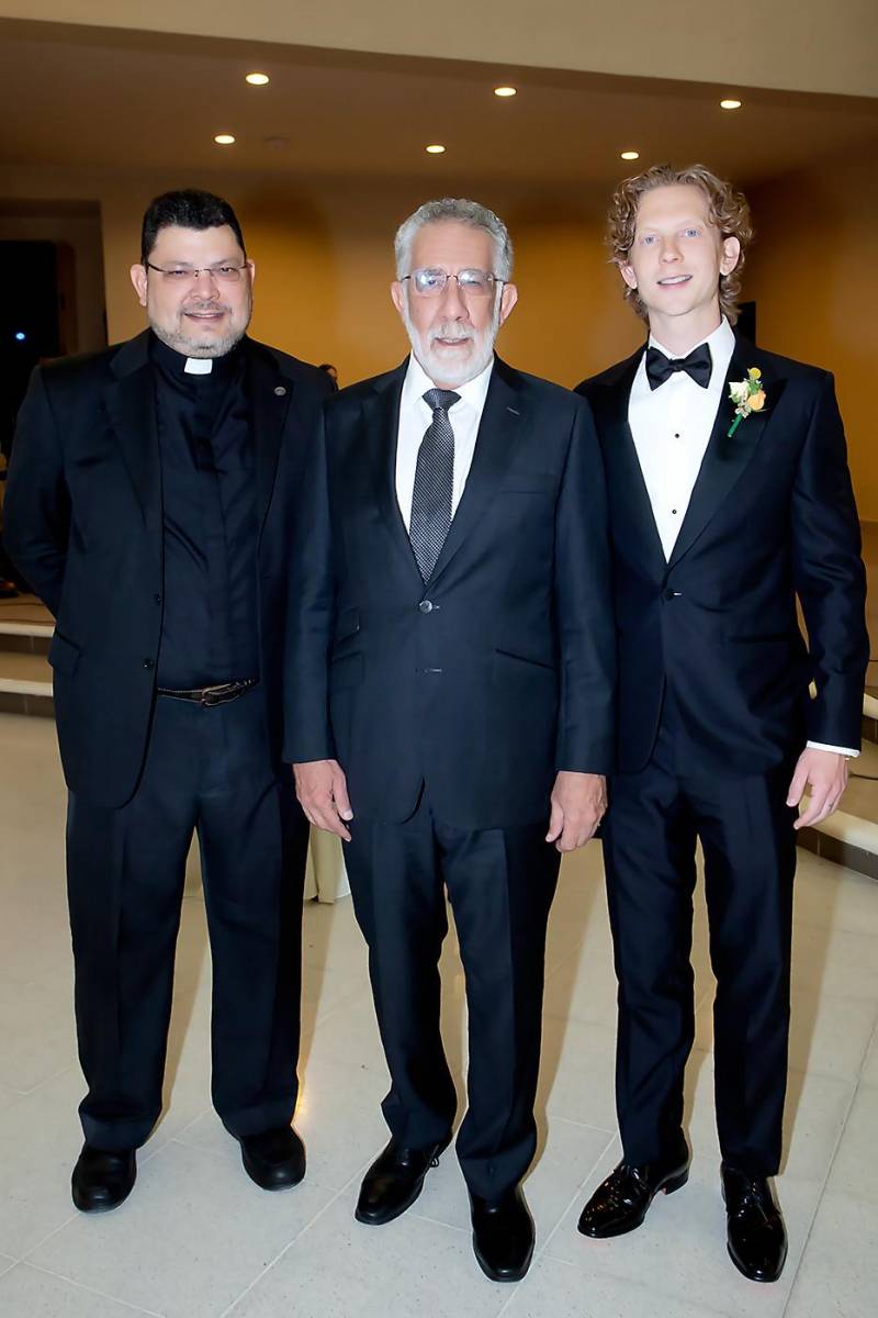 El sacerdote Patricio Osejo, Jacobo Kattan y Gregory Hein