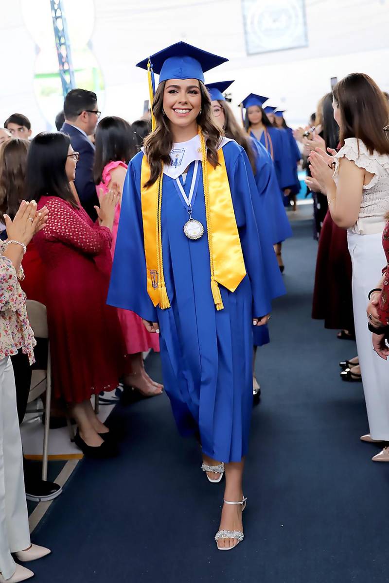 Desfile de graduados en Macris School 2023