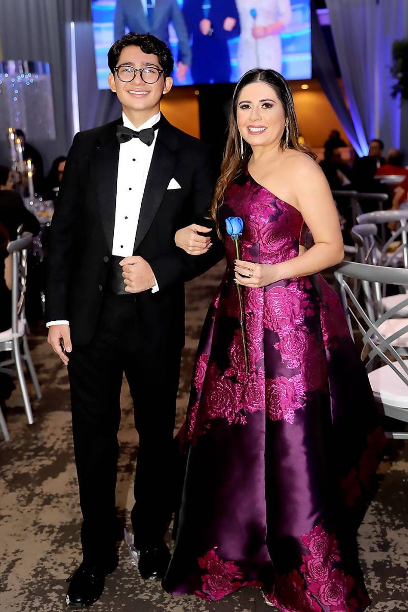 Alejandro José Peralta Villacorta con su madre Paula Villacorta
