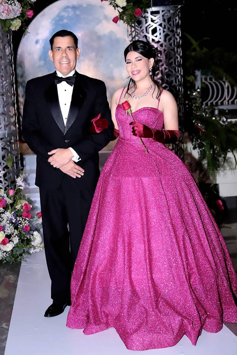 Desfile padres e hijos de la prom 2024 del Instituto San José del Carmen