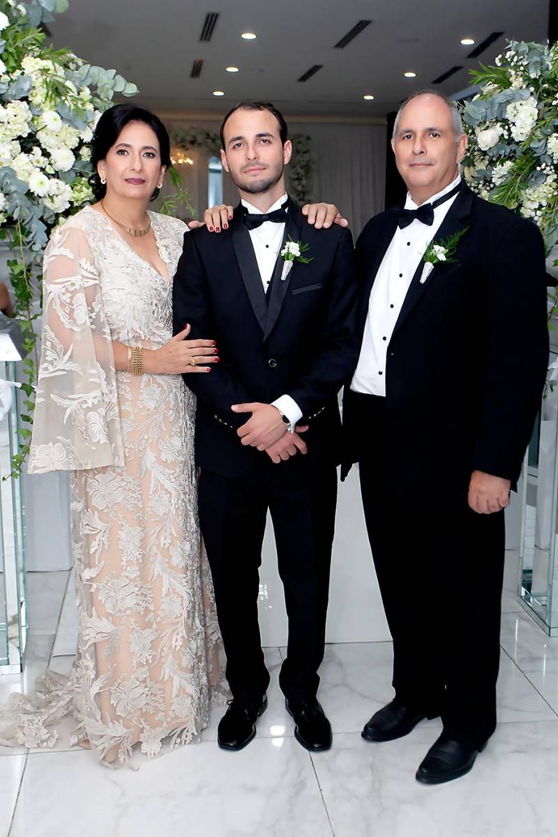Julieta Faraj de Andonie con su hijo Faiz Antón y su esposo Faiz Andonie.