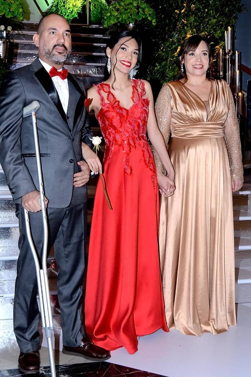 Mauro y Sofía Argeñal con Karla Martínez