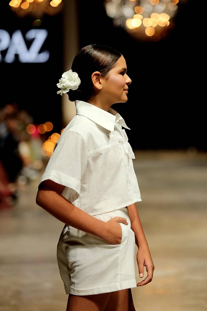 White cropped button down shirt en lino, tejido emblemático de esta colección.
