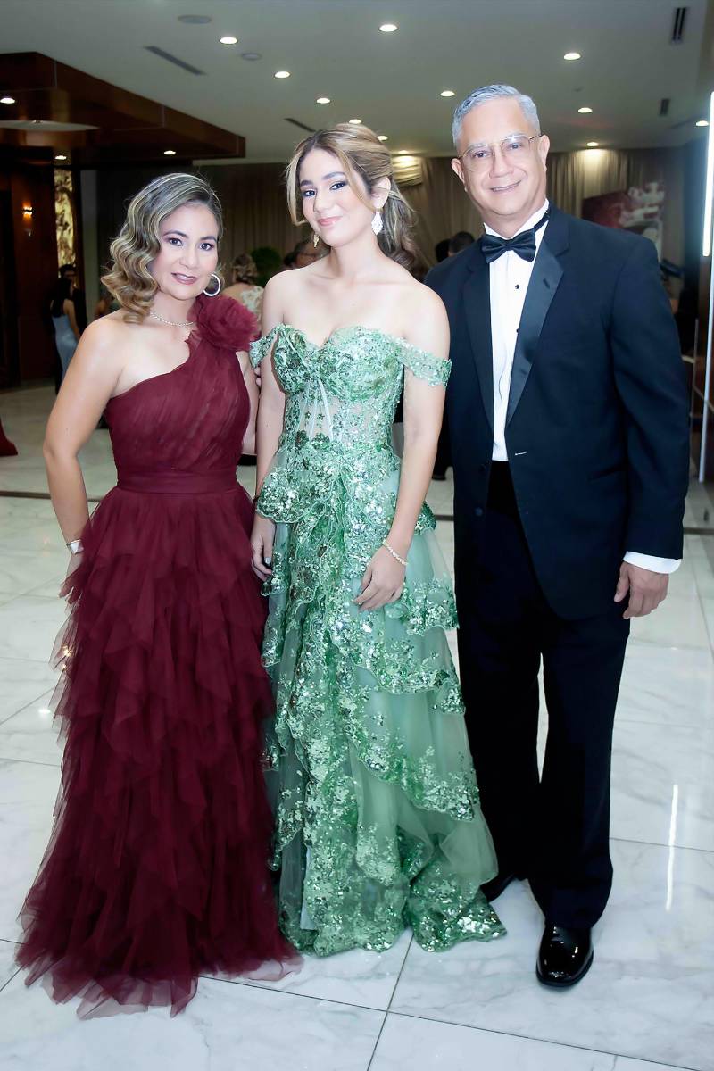 Camila Morales Rodríguez con sus padres: Alejandra Rodríguez y Eduardo Morales. 