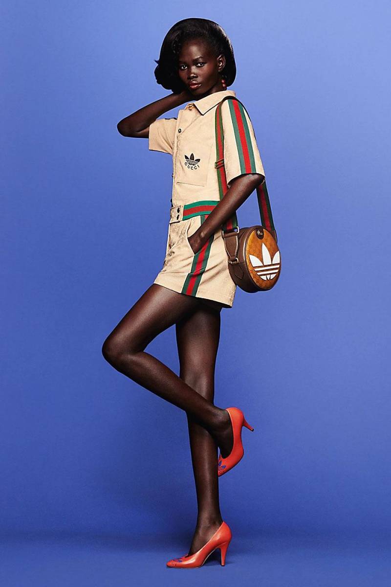 Jumpsuit en khaki, logos bordados en un divertido juego de intercambio y stilettos neón marcan un statement 