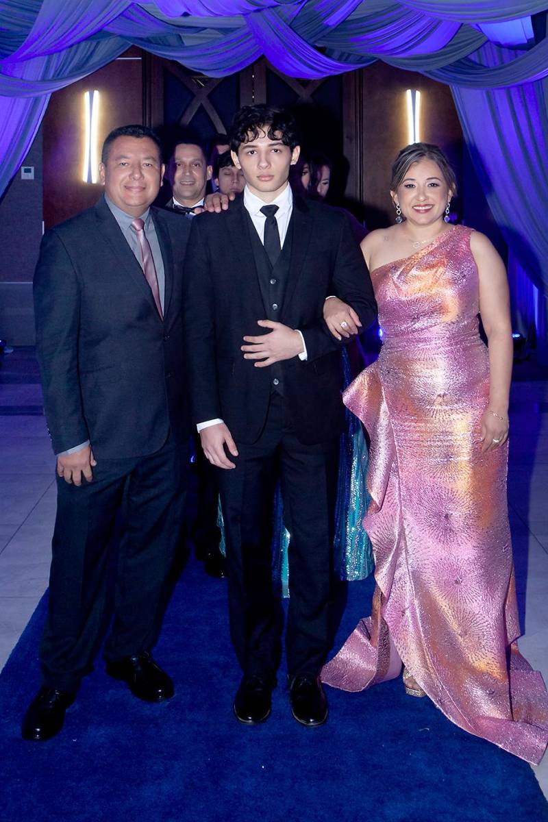 Jeremy Adriel Leonor Córdoba con sus padres Jorge y Patricia.