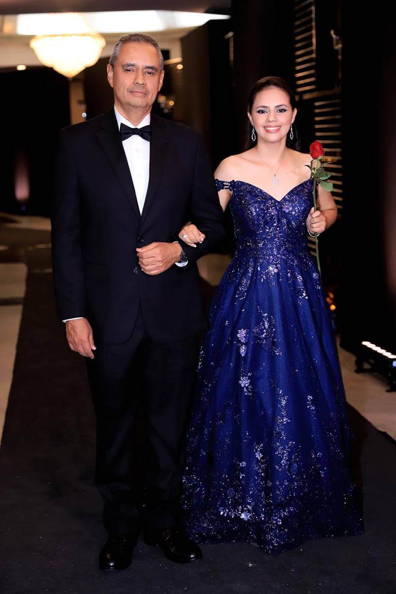 Desfile padres e hijos de la prom 2025 de DelCampo School
